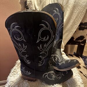 Black cowboy boots with white design